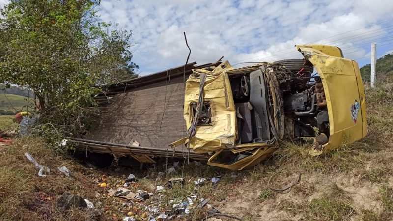 Caminhão tomba e tem carga de frutas saqueada em Maribondo, AL