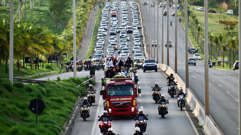 Corpo de Marília Mendonça é enterrado em Goiânia; milhares de pessoas acompanham o cortejo
