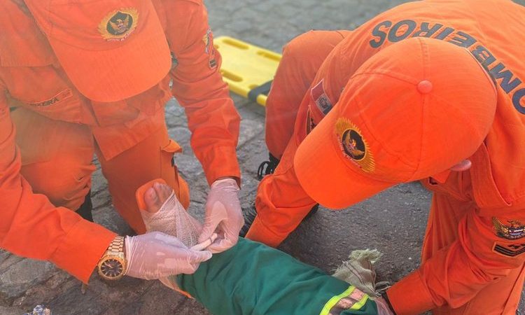 Homem fica ferido após sofrer descarga elétrica e cair de poste em Santana do Ipanema