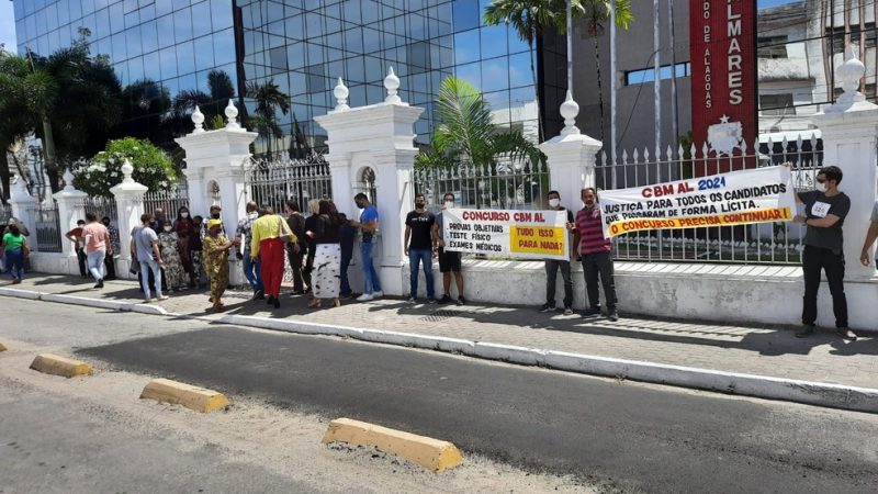 Candidatos do concurso dos bombeiros protestam em frente ao Palácio do Governo, em Maceió