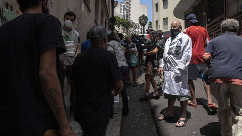 Vacinação avança, mas número de pessoas sem-teto também