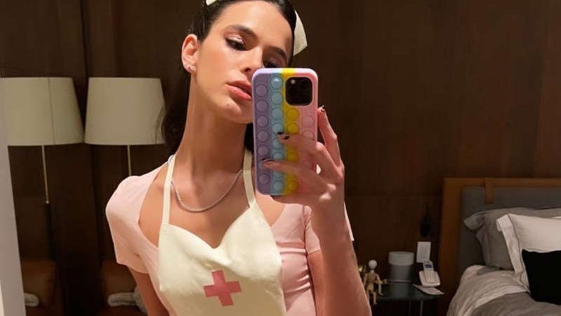 Conselho de Enfermagem repreende Bruna Marquezine por se fantasiar de enfermeira no Halloween