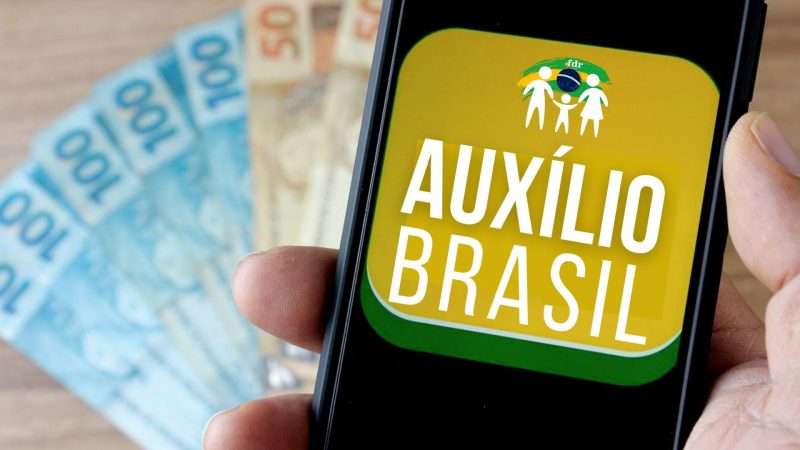Auxílio Brasil é incerto, transitório e prejudica vulneráveis, diz Tatiana Roque