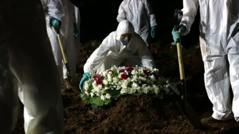 Covid faz óbitos dispararem e Brasil tem maior mortalidade desde 1984