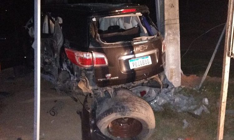 Carro fica destruído após colisão com poste na AL-101 Norte