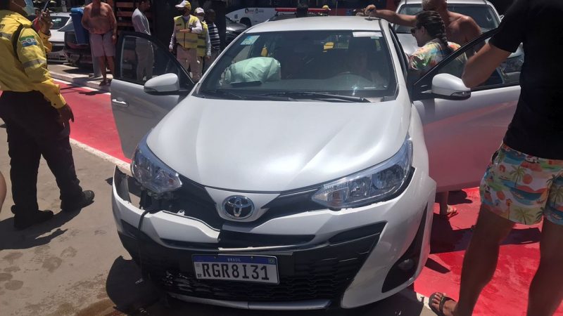 Idoso tem mal estar, perde o controle do carro e invade ciclovia na Ponta Verde