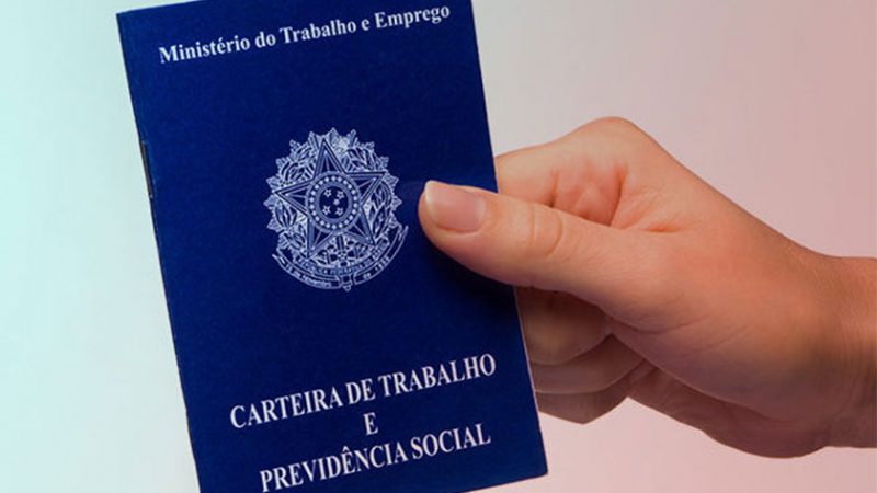 Número de empregos com carteira assinada em 2020 cai à metade após revisões de dados