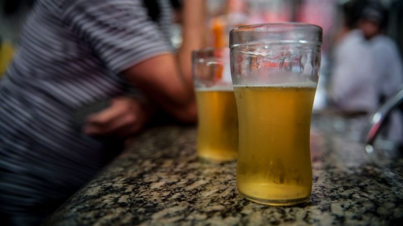 Consumo exagerado de álcool deixa marcas físicas nas células do esôfago e pode levar ao câncer, aponta estudo