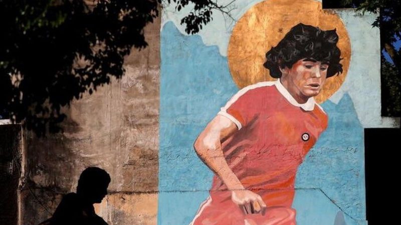 Fãs de Maradona relembram gigante do futebol um ano após morte