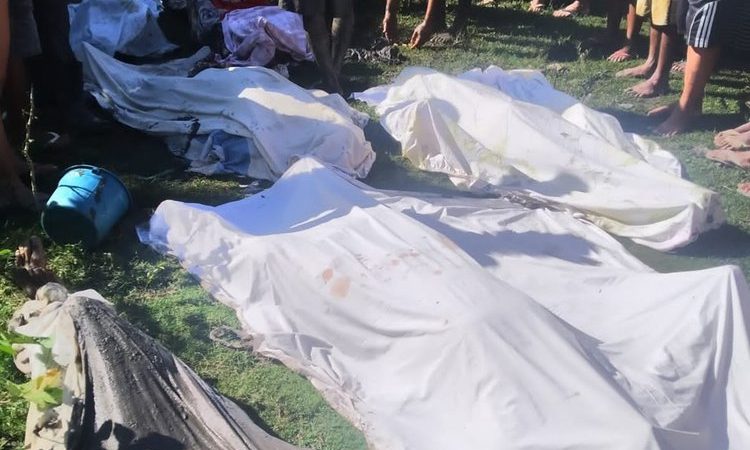 Moradores recolhem oito corpos no Complexo do Salgueiro, em São Gonçalo, após operação da PM