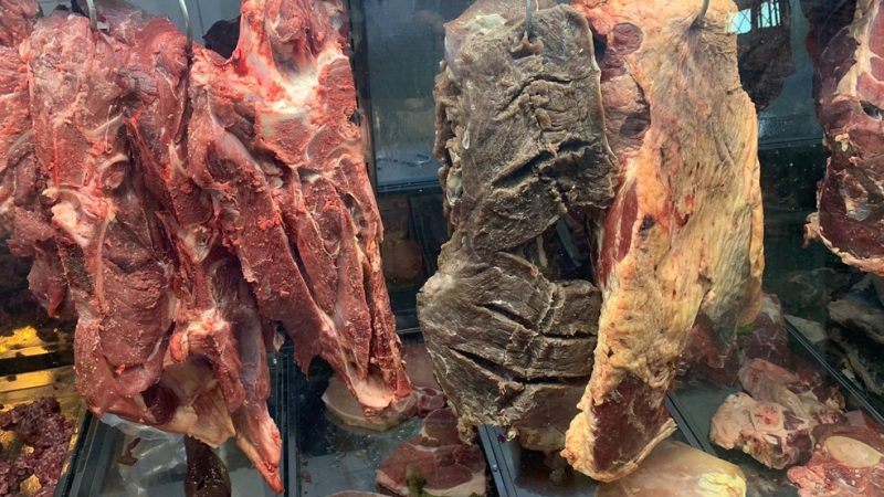 Fiscalização apreende 750 kg de carne bovina, frango e outros alimentos estragados em Maceió