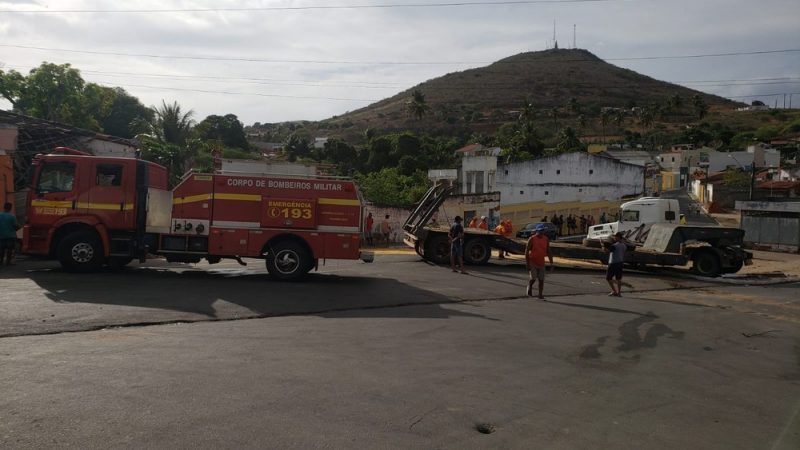 Carreta bate em prédio de estabelecimento, em Igaci, e vaza combustível em rua da cidade
