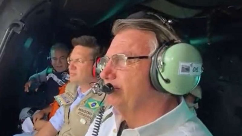 Bolsonaro sobrevoa cidades atingidas por temporal na Bahia: ‘Estão bastante afetados’