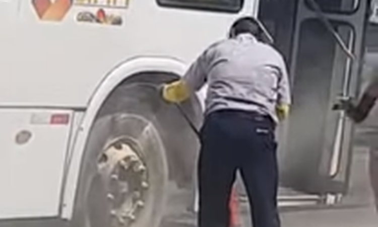 Motorista apaga chamas após princípio de incêndio em ônibus em Maceió