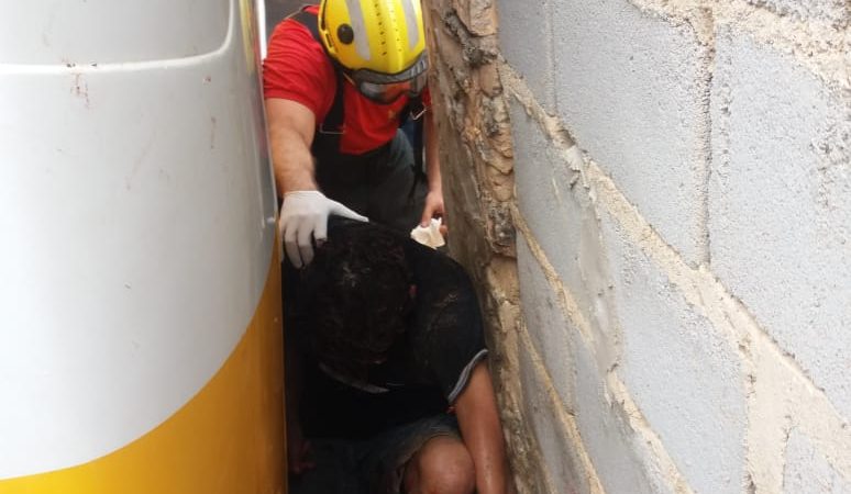 Homem fica ferido após ser empurrado contra muro por ônibus escolar e ficar imprensado, em São Miguel dos Campos