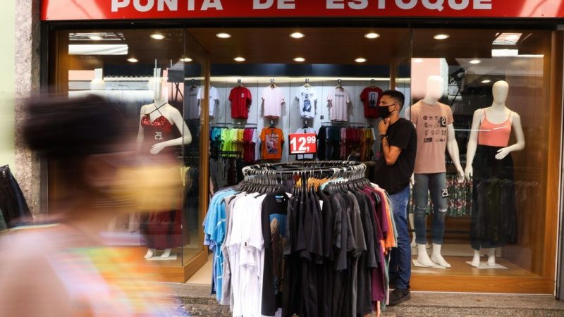 Oferta de vagas temporárias para o Natal é revisada para baixo