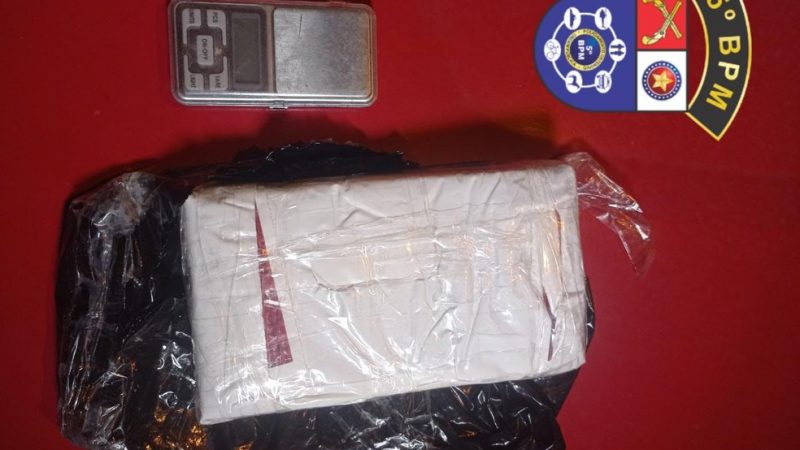 Homem é preso por esconder 1 kg de cocaína na cozinha da sua casa no Benedito Bentes, em Maceió