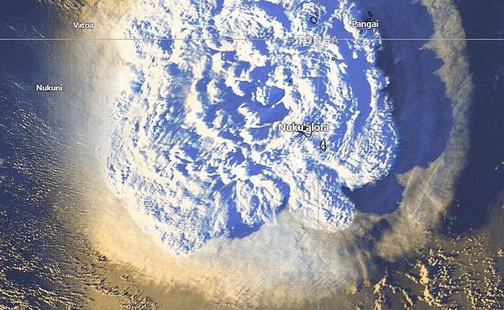 Erupção de vulcão submarino em Tonga provoca tsunami no sul do Pacífico; vídeo