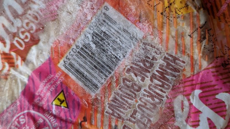 Após sentir gosto estranho, mulher descobre que comeu hambúrguer vencido há quase 10 anos