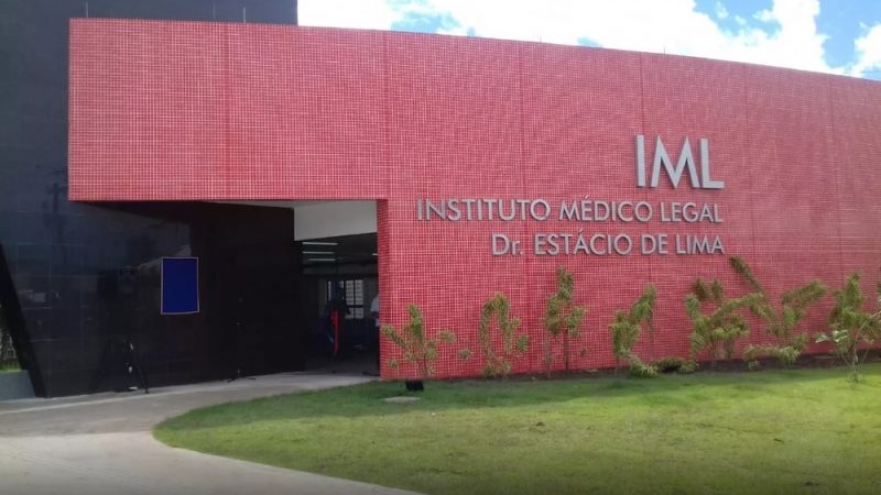 Cachorros protegem corpo de mulher que morreu baleada no Jacintinho, em Maceió