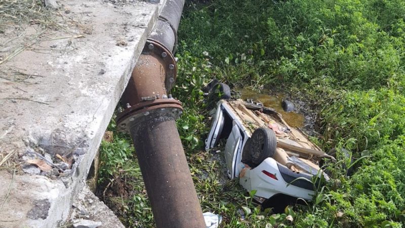 Carro com cinco pessoas cai de ponte na rodovia em Satuba, AL