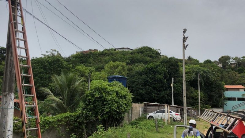 Criança morre eletrocutada após pisar em fio de poste caído no chão em Riacho Doce, Maceió