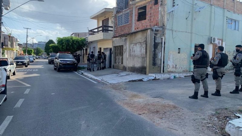 Jovem é morto a tiros e homem é feito refém dentro de casa na Pajuçara