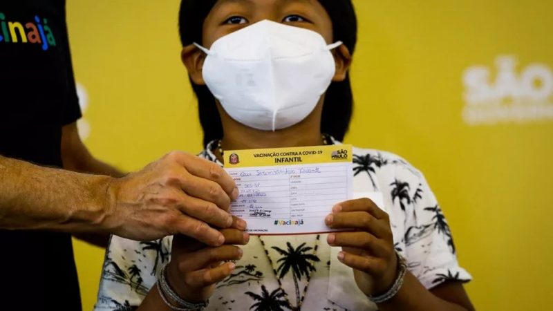 São Paulo vacina primeira criança contra a Covid no país