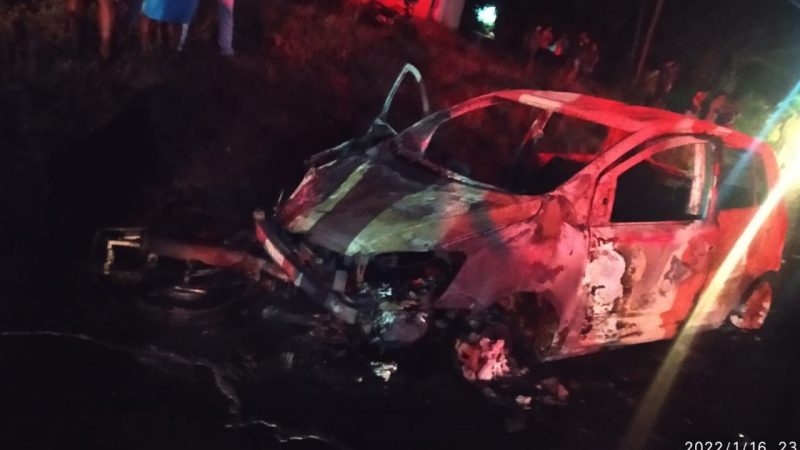 Moto e carro pegam fogo após colisão e uma pessoa morre em Bélem, AL
