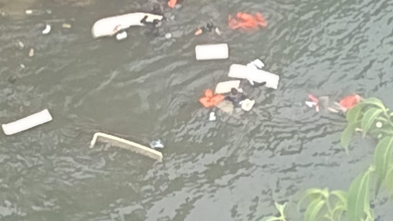 [Vídeo] Rocha desaba sobre barcos de turistas em Capitólio, Minas Gerais