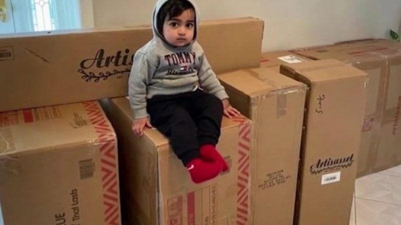 Menino de dois anos compra mais de R$ 10 mil em móveis com celular da mãe nos EUA