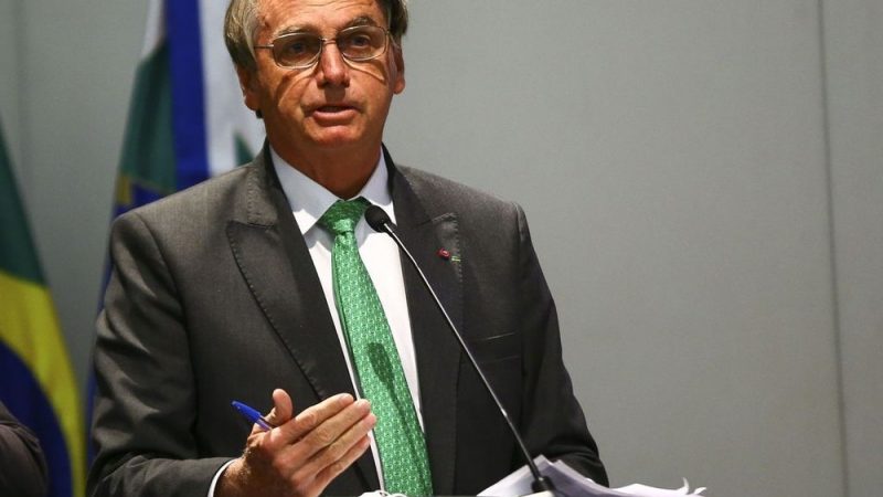 Bolsonaro decreta luto oficial pela morte de Olavo de Carvalho