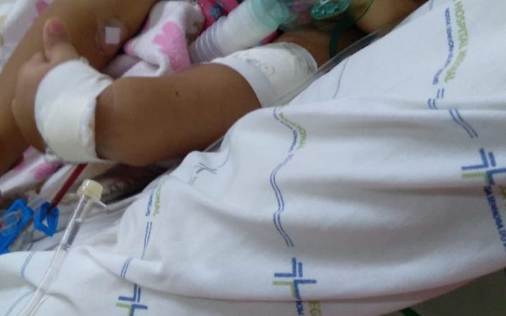 Pai faz apelo para transferir criança com derrame pleural de hospital de Arapiraca para Maceió