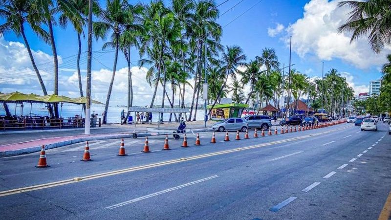 Uma faixa da Orla em Ponta Verde é interditada com alta circulação de pedestres