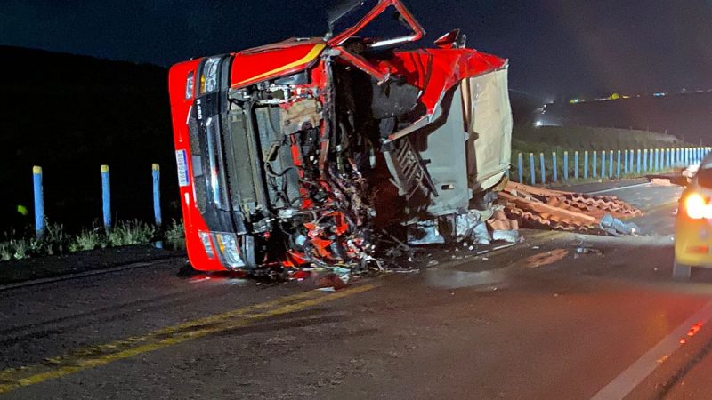 Acidente entre carretas deixa um morto e um ferido em Atalaia, na BR-316