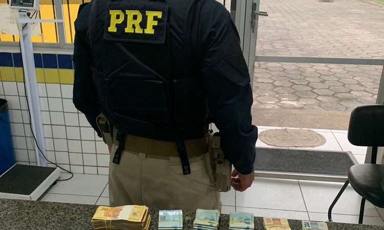 PRF em AL prende condutor com R$ 100 mil por suspeita de lavagem de dinheiro