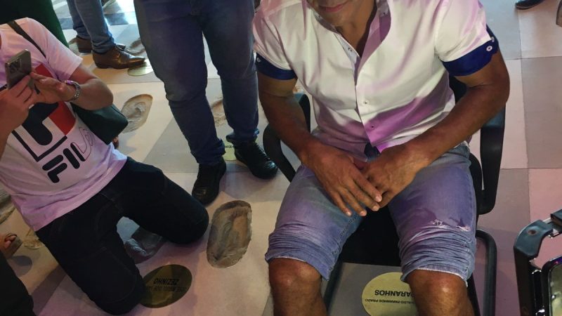 Cafu deixa a marca de seus pés no Hall da Fama do Estádio Rei Pelé