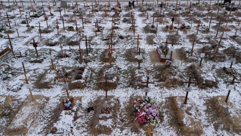 Mundo atinge maior média diária de mortes por Covid em 4 meses