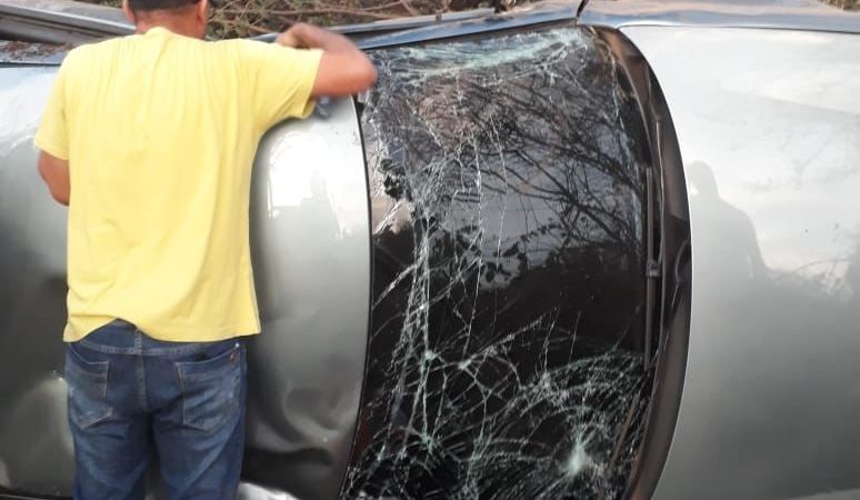 Jovens ficam feridos após acidente envolvendo veículos de passeio, em Palmeira