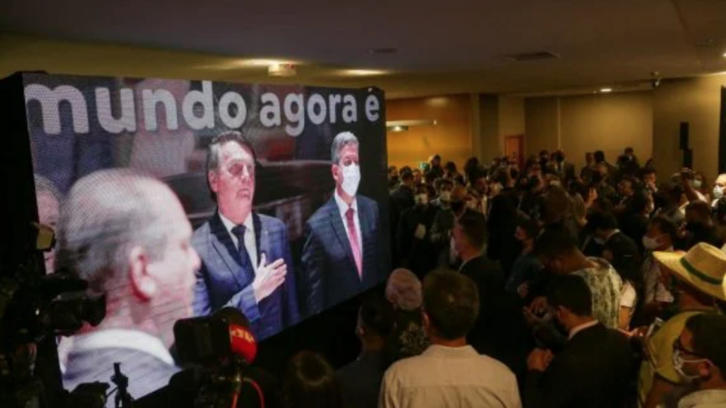 “Vocês votaram num cara do Centrão”, diz Bolsonaro a eleitores