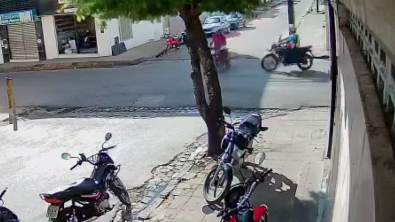 Câmera flagra momento exato de acidente entre motocicletas, em Palmeira dos Índios