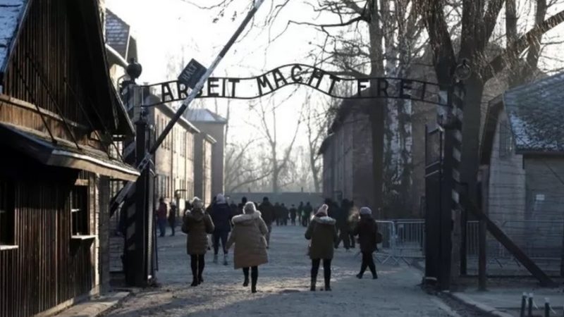 Turista é detida e multada após fazer saudação nazista em campo de concentração