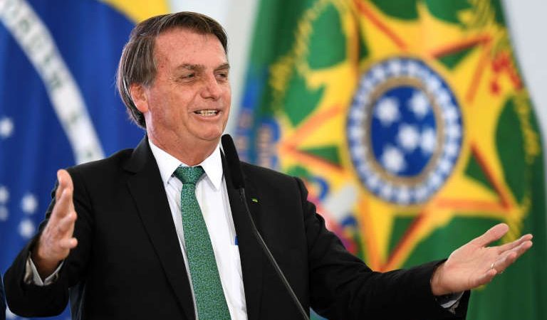 Bolsonaro é internado para possível cirurgia intestinal