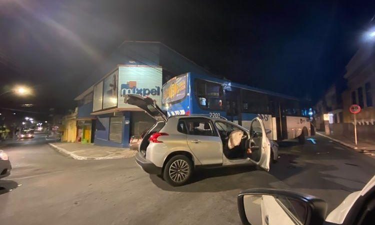 Carro e ônibus colidem na Rua do Sol, no Centro