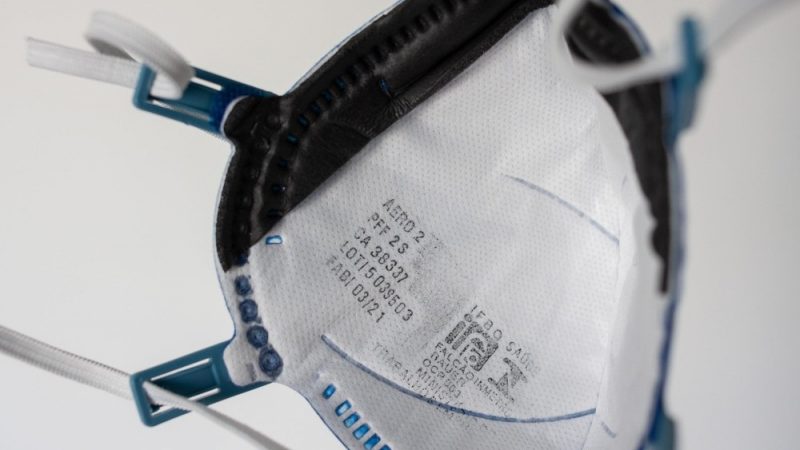 Máscara de pano sozinha não protege contra variante Ômicron da Covid, diz especialista; saiba qual usar