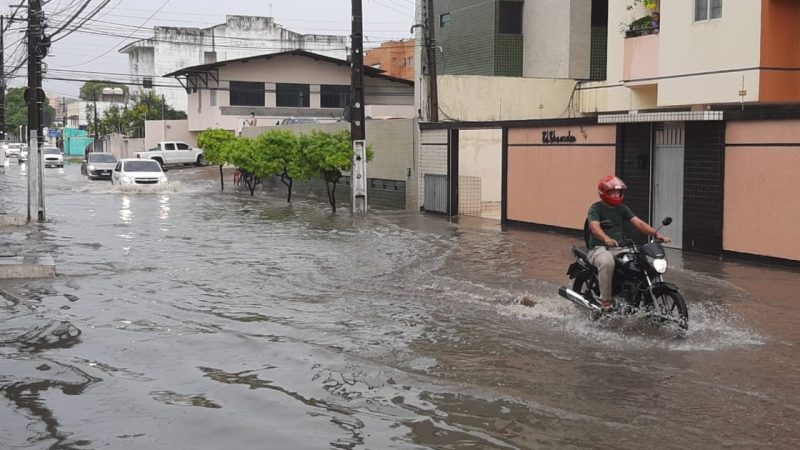 Chuvas deixam ruas de Maceió alagadas na madrugada desta terça-feira (4)