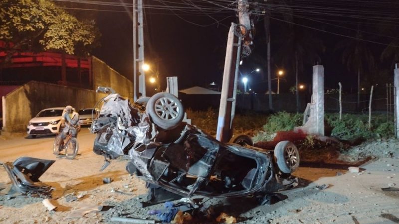 Suspeitos de assalto ficam feridos após perseguição e colisão entre carro e poste em Rio Largo, AL