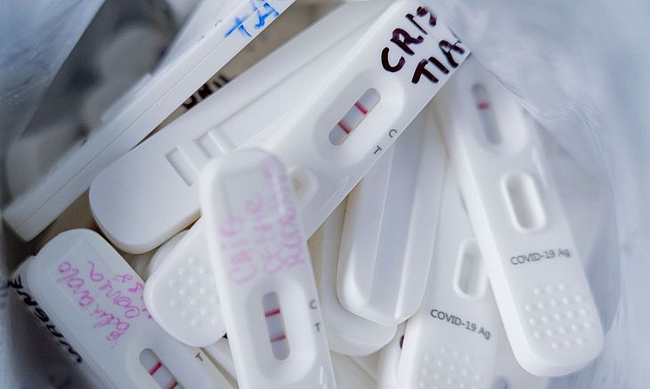 Testes positivos de Covid chegam a 60% em janeiro, segundo laboratórios