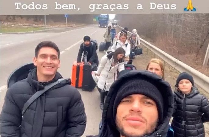 Após vários pedidos de ajuda, jogador Pedrinho consegue embarcar em trem na Ucrânia