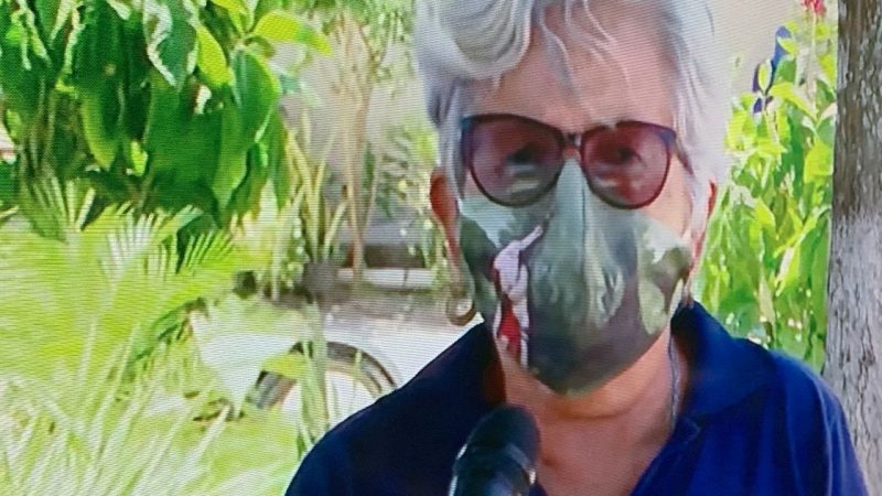 Mulher leva colega amarrado de corda para tomar segunda dose da vacina